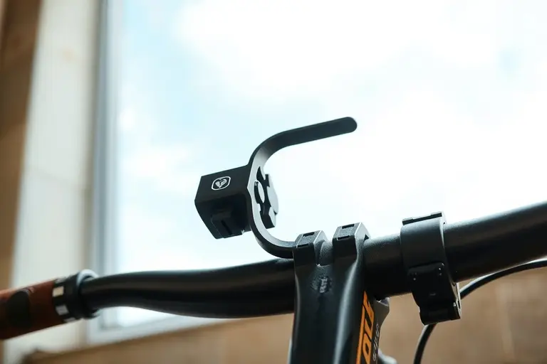 Kompaktes Faltrad mit montierter Klickfix-Halterung am Lenker für den schnellen Taschentransport